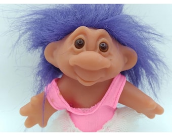 Muñeca troll de la presa Norfin antigua, bailarina con cabello morado y vestido de tutú rosa de 5"