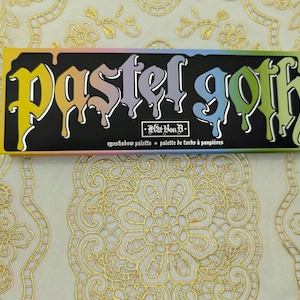 Paleta de sombras de ojos Pastel Goth de Kat Von D en caja Whimsigoth Fairycore