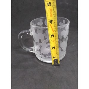 Peut inclure: Une tasse en verre transparent avec un motif givr&eacute; de t&ecirc;tes de Mickey Mouse. La tasse mesure environ 9 cm de haut.