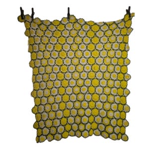 Vtg Afghan Throw 3D Daisy / Flowers Knitted Crochet  Handmade Blanket 35.5&quot;x 45&quot; Cottage core
