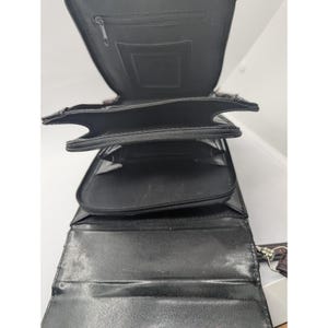 K&ouml;nnte beinhalten: Ein Set aus drei Keramikbechern mit gesprenkelter, matter Oberfl&auml;che. Jeder Becher hat eine andere Farbe: hellblau, cremefarben und grau. Die Becher haben ein schlichtes, modernes Design mit runder Form und bequemem Griff.