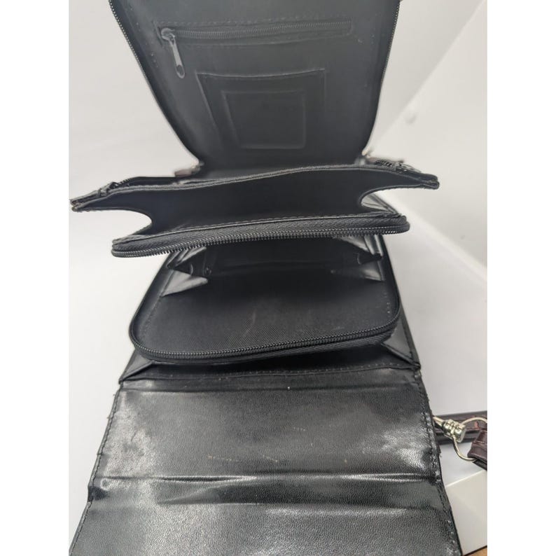 K&ouml;nnte beinhalten: Ein Set aus drei Keramikbechern mit gesprenkelter, matter Oberfl&auml;che. Jeder Becher hat eine andere Farbe: hellblau, cremefarben und grau. Die Becher haben ein schlichtes, modernes Design mit runder Form und bequemem Griff.