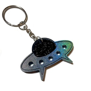 Llavero holográfico de nave espacial alienígena, regalo de coche para nuevo conductor, accesorios de billetera espacial, decoración de llavero de pulsera genial, colgante de teléfono, amuleto de bolso