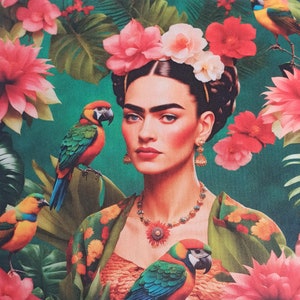 Può includere: Una donna con i capelli scuri e una corona di fiori indossa una blusa con motivi colorati e tiene un pappagallo in mano. Lo sfondo è di un verde vibrante con fiori e foglie tropicali.