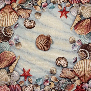 Op de afbeelding: Een tapijt met verschillende schelpen en zeesterren in bruin, beige, rood en blauw. De schelpen zijn gerangschikt rond een centraal gebied met een zanderig, golfachtig patroon, wat een kustthema creëert.