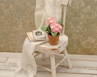 Stuhl dekoriert, im shabby Look, Miniatur 1:12 fürs Puppenhaus