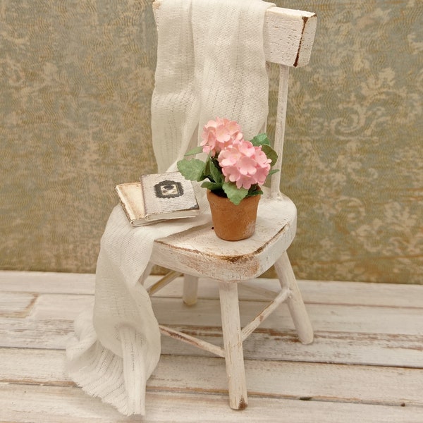Stuhl dekoriert, im shabby Look, Miniatur 1:12 fürs Puppenhaus