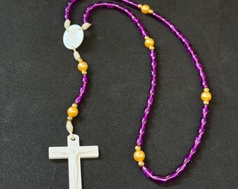 Rosario cattolico vintage con croce bianca in plastica della Madonna delle Grazie e perline viola