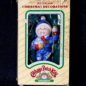 Adorno navideño de porcelana vintage de los años 80 con diseño de Cabbage Patch Kid.