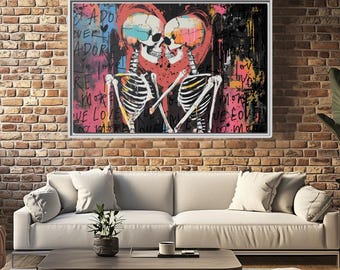 Pode incluir: Uma pintura colorida de dois esqueletos abraçando-se com um grande coração rosa no centro. Os esqueletos usam roupas coloridas e têm crânios com rostos pintados. O fundo é preto com texto de graffiti branco que diz "I adore you more we love you no more love you more".