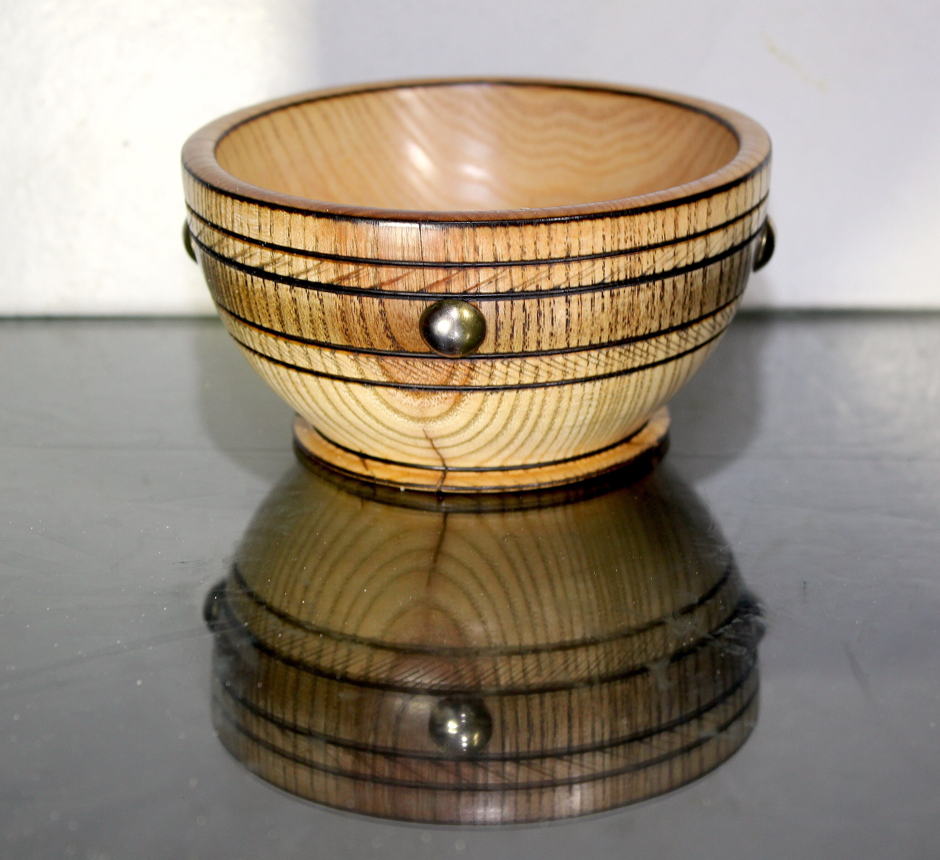 Bolinette | C Un Petit Bol en Frêne avec Bande Ébonisée et Cloutée