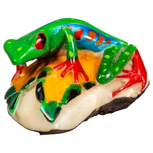 Red Eyed Tree Frog Tagua Nut Sculpture, Painted Vegetable Ivory Figurine From Panama, Embera Wounaan Artisan Rainforest Craft, Eco Gift