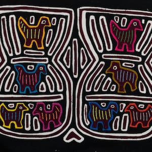 Peut inclure: Un textile en tissu noir avec un contour blanc de deux figures stylisées. Chaque figure contient une série d'oiseaux brodés colorés avec des motifs rayés. Les oiseaux sont dans des tons de jaune, orange, rose, bleu et marron.