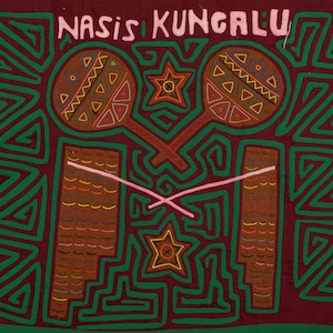 Peut inclure: Un mola textile marron avec des motifs de labyrinthe géométriques verts, deux maracas marron, deux flûtes de pan marron et deux étoiles. Le texte NASIS KUNGALU est cousu en rose clair en haut, avec deux lignes rose clair croisées sur les flûtes.