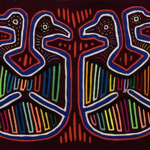 Peut inclure: Une œuvre textile colorée représentant quatre oiseaux stylisés au long cou et au bec. Les oiseaux sont soulignés de bleu et de blanc, leurs corps étant remplis de rayures colorées dans des tons de vert, bleu, orange, rose et jaune. Le fond est de couleur bordeaux foncé.