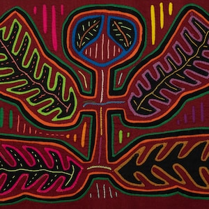 Peut inclure: Un textile mola présentant un motif central symétrique en forme de plante avec quatre grandes feuilles dans des tons orange, rose, violet et noir. Le design est sur un fond bordeaux profond avec des contours brodés et des lignes verticales.