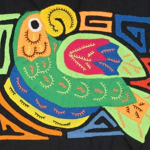 Pappagallo dalla fronte arancione cucito a mano Guna Molita, piccolo mola Panama, applicazione inversa, tessuto di cotone vibrante, regalo in stile boho folk art.