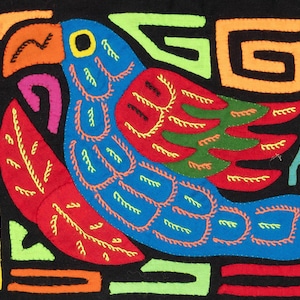 Autentica applicazione in tessuto di cotone Guna Molita Resplendent Quetzal Panama Reverse, cucita a mano, vivace decorazione in stile boho folk art.