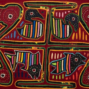 Peut inclure: Une textile vibrante avec un motif symétrique de poissons et d'oiseaux stylisés. Les figures sont soulignées en noir et remplies de rayures colorées sur un fond rouge foncé. Éléments décoratifs avec des motifs circulaires et verticaux.