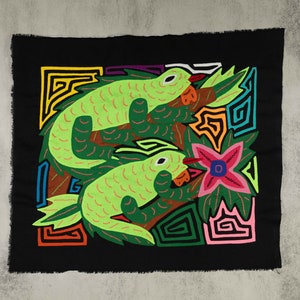 Green Iguana with Flowers Mola Wall Art – Handmade Panama Textile, Vibrant Jungle-Inspired Decor, Colorful Nature Lover Gift Idea