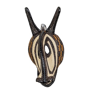Sable Antelope Emberá Handwoven Palm Fiber Mask Panama Indigenous Wildlife Art Wearable Collectible Tribal Decor Unique Gift