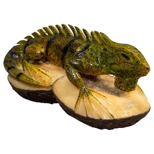 Olivgrüne Leguan-Schnitzerei aus bemalter Tagua-Nuss, Miniatur aus pflanzlichem Elfenbein von panamaischen Wounaan-Kunsthandwerkern, Öko- und Naturliebhaber
