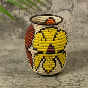 Ręcznie tkany kosz Embera, wzór kwiatów orchidei, żółto-czerwony i naturalne włókno palmowe, rdzenna sztuka Panamy, wystrój plemienny, rzemiosło etniczne, kwiat