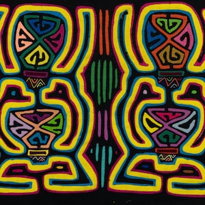 Peut inclure: Une œuvre textile colorée sur fond noir représentant deux motifs symétriques de figures stylisées avec plusieurs couches de lignes jaunes, bleues, vertes, rouges et roses. Les figures sont entourées de lignes verticales vertes, orange et violettes.