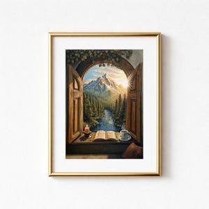 Op de afbeelding: Een ingelijste kunstdruk toont een schilderachtig uitzicht door een open raam. Het kunstwerk toont een bergketen, een rivier en een bos. Een brandende kaars, een open boek en een kopje koffie staan op de vensterbank. De lijst is goudkleurig.