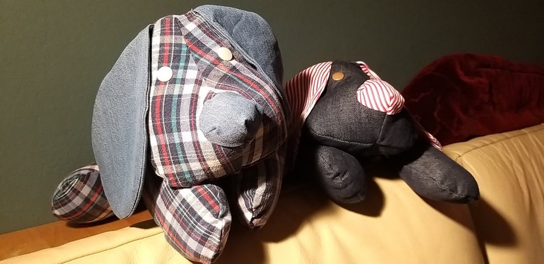 Gosedjurshund av återvunnen tröja - Söt liten hund av återvunnen tröja och jeans - Minneshund bild 2