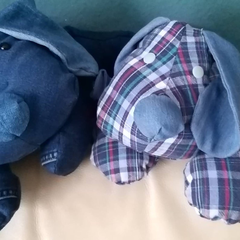 Gosedjurshund av återvunnen tröja - Söt liten hund av återvunnen tröja och jeans - Minneshund bild 7