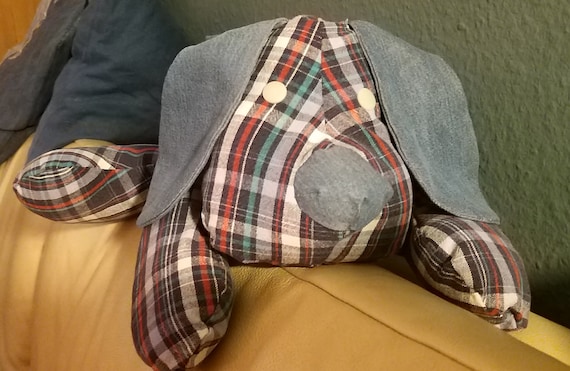 Stoffhund aus upcycled shirt - Cute little dog from upcycled shirt and jeans - Memory dog