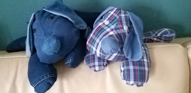 Gosedjurshund av återvunnen tröja - Söt liten hund av återvunnen tröja och jeans - Minneshund bild 5