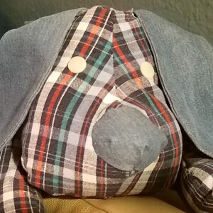 Gosedjurshund av återvunnen tröja - Söt liten hund av återvunnen tröja och jeans - Minneshund bild 4
