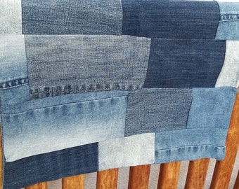 Kuddfodral med dragkedja för en 40 x 40 cm kudde. Tillverkad av återvunna jeans (99)