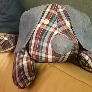 Gosedjurshund av återvunnen tröja - Söt liten hund av återvunnen tröja och jeans - Minneshund bild 3