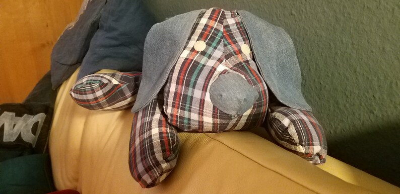 Gosedjurshund av återvunnen tröja - Söt liten hund av återvunnen tröja och jeans - Minneshund bild 3