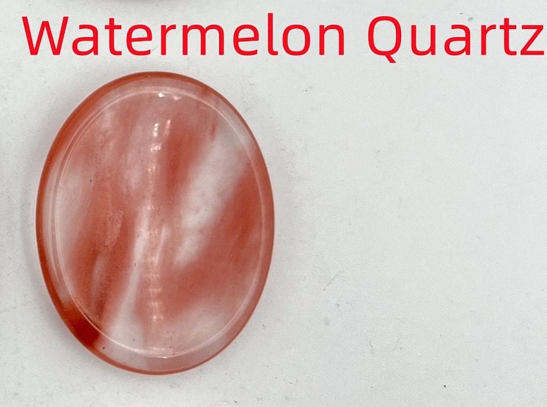 K&ouml;nnte beinhalten: Wassermelonenquarz, ein ovaler Stein mit einer glatten, polierten Oberfl&auml;che in Rosa und Wei&szlig;.