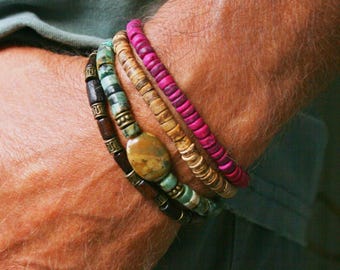Conjunto de pulseiras masculinas com contas de madeira: ágata, coco e turquesa.