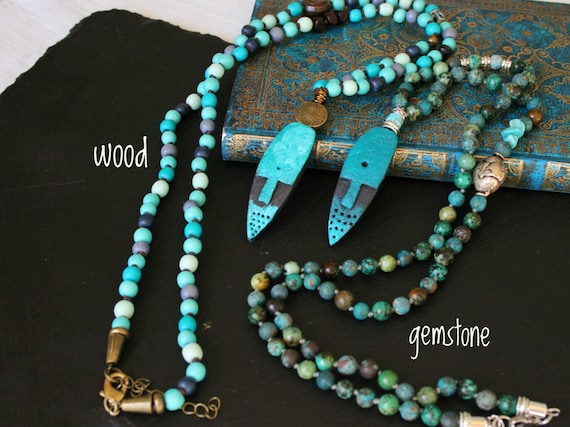 Collana Boho con turchese e perle a forma di moneta. Collana con frange o stile bavaglino multi-pietra. Collana importante con mix di turchesi. Collana con pietre a forma libera. - Italia