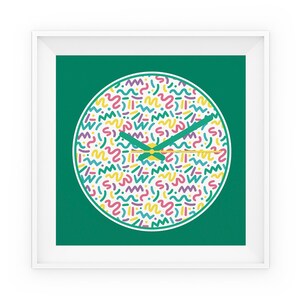 Può includere: Un quadrante di orologio bianco con sfondo verde. Il quadrante è pieno di un motivo colorato di scarabocchi e linee. Le lancette dell'orologio sono verdi e dorate.