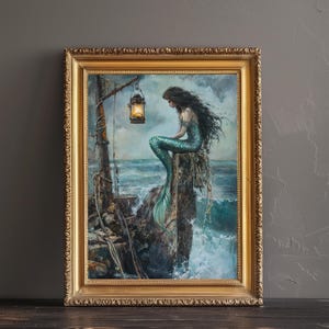 Puede incluir: Pintura enmarcada de una sirena con largo cabello negro y cola turquesa, posada sobre una estructura desgastada cerca del mar. Una linterna cuelga cerca, emitiendo una luz c&aacute;lida. La obra de arte est&aacute; en un marco dorado ornamentado.