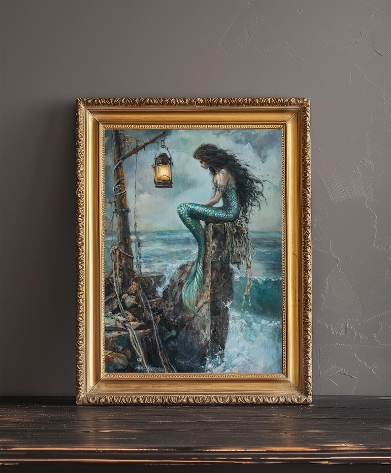 Puede incluir: Pintura enmarcada de una sirena con largo cabello negro y cola turquesa, posada sobre una estructura desgastada cerca del mar. Una linterna cuelga cerca, emitiendo una luz c&aacute;lida. La obra de arte est&aacute; en un marco dorado ornamentado.