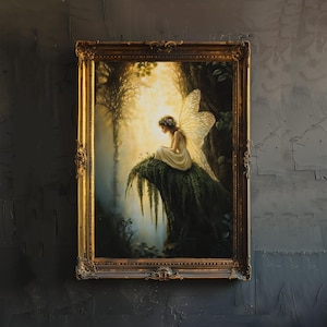 Lámina artística de hada sentada sobre helecho, estilo cottagecore y academia oscura, arte mural de bosque caprichoso, póster vintage de naturaleza para interiores encantados.