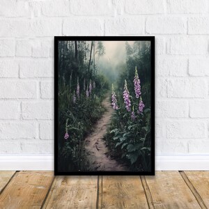 Puede incluir: Impresi&oacute;n art&iacute;stica enmarcada que representa un sendero a trav&eacute;s de un bosque brumoso. Altas y esbeltas dedaleras moradas bordean el camino, contrastando con los tonos verdes y marrones. La obra evoca tranquilidad.
