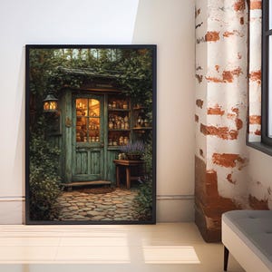 Op de afbeelding: Een kleine, groene houten winkel met een deur en ramen vol potten en flessen. De winkel is omgeven door weelderig groen en een stenen pad leidt naar de ingang.