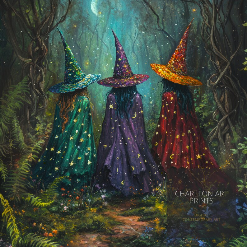 Peut inclure: Trois sorci&egrave;res portant des chapeaux pointus et des capes color&eacute;es marchent dans une for&ecirc;t &eacute;clair&eacute;e par la lune. Les capes sont recouvertes d'&eacute;toiles et de lunes. Les sorci&egrave;res marchent sur un chemin bord&eacute; de foug&egrave;res et de fleurs.