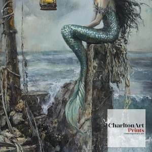 Puede incluir: Una pintura art&iacute;stica representa una sirena con una cola y un top escamados de color turquesa, sentada sobre una formaci&oacute;n rocosa desgastada. La obra presenta un mar tormentoso y una linterna colgante. El logotipo de CharltonArt Prints es visible.
