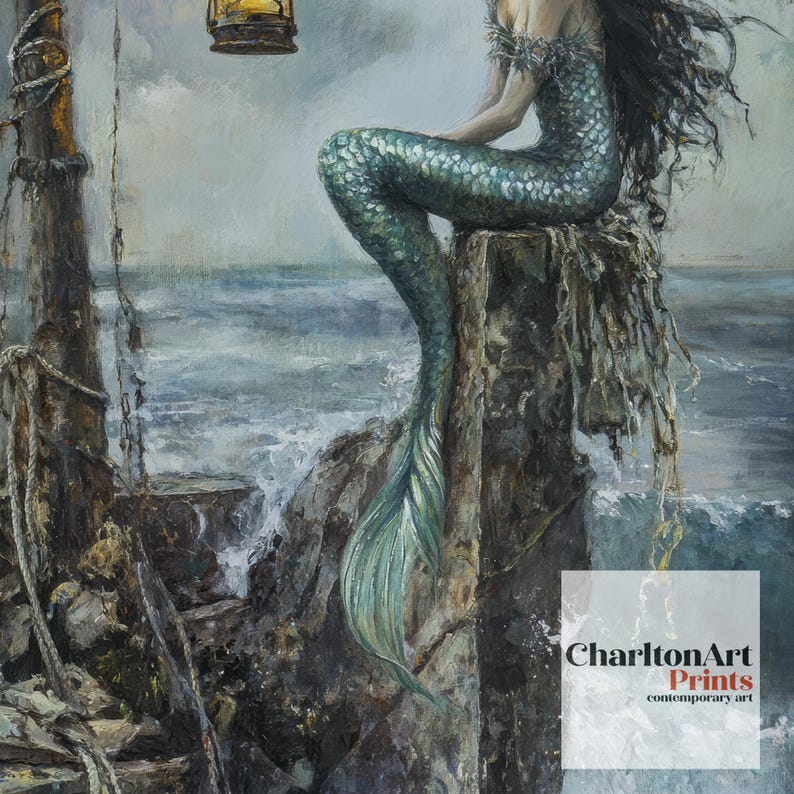 Puede incluir: Una pintura art&iacute;stica representa una sirena con una cola y un top escamados de color turquesa, sentada sobre una formaci&oacute;n rocosa desgastada. La obra presenta un mar tormentoso y una linterna colgante. El logotipo de CharltonArt Prints es visible.