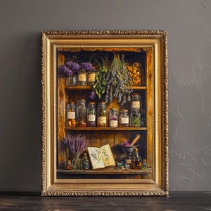K&ouml;nnte beinhalten: Ein gerahmtes Kunstwerk, das ein Holzregal mit Apothekergl&auml;sern, getrockneten Kr&auml;utern und Lavendel zeigt. Das Kunstwerk hat einen goldenen Rahmen und ist vor einem dunklen Hintergrund platziert. Ein M&ouml;rser und St&ouml;&szlig;el sind sichtbar.